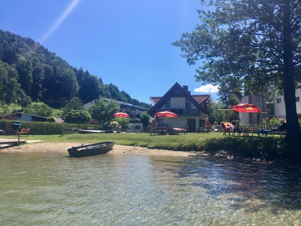 Ferienwohnungen Rausch. Exklusiver Urlaub direkt am Faaker See in Villach, Austria