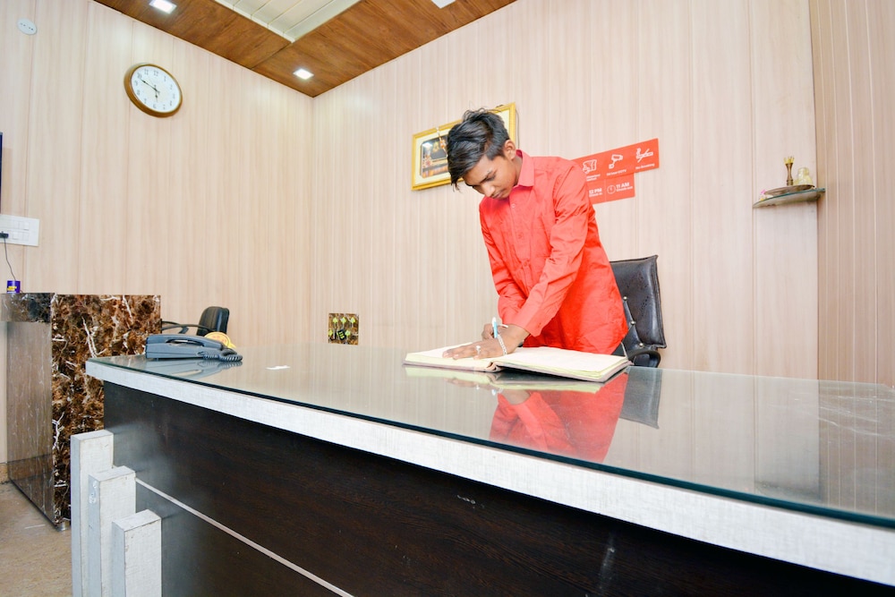 Oyo 39867 Hotel Arora Inn