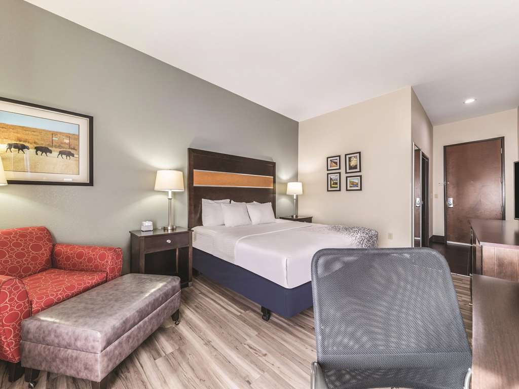 La Quinta Inn & Suites by Wyndham Tulsa Catoosa Route 66 - photo 23