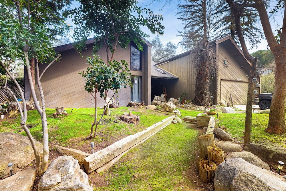 Yard and Patio Quiet and Well Stocked Riverside Home — 4-Star Luxury Hotel in Three Rivers, United States