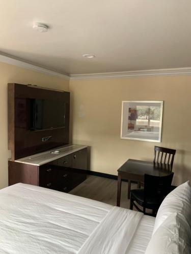 Willow Tree Inn & Suites - photo 2