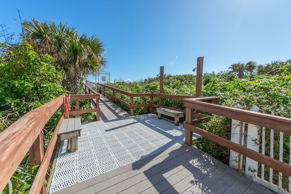 Cocoa Beach Towers by Happy Palm Stays — hotel in Cocoa Beach