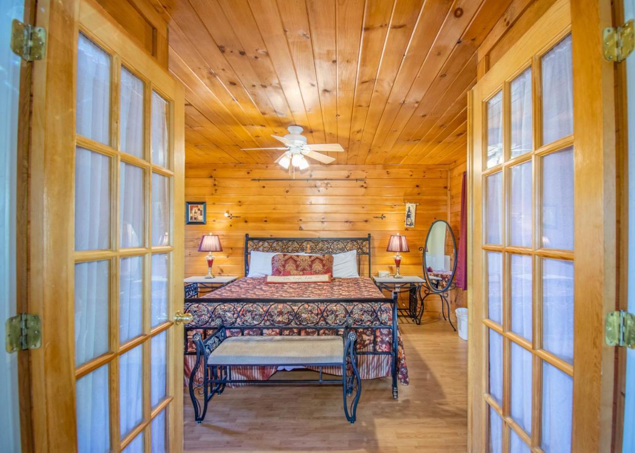 Ladybug Resort Romantic Cabin with Mountain Views Game Room Close To Dollywood - photo 10