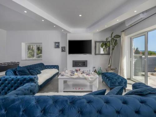Villa Stipea Four Bedroom Villa with Swimming Pool — 4-Star Luxury Hotel in Sucuraj, Croatia