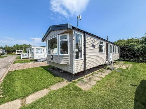 Beautiful Caravan At Skipsea Sands Ref 41029Wf — hotel in Barmston