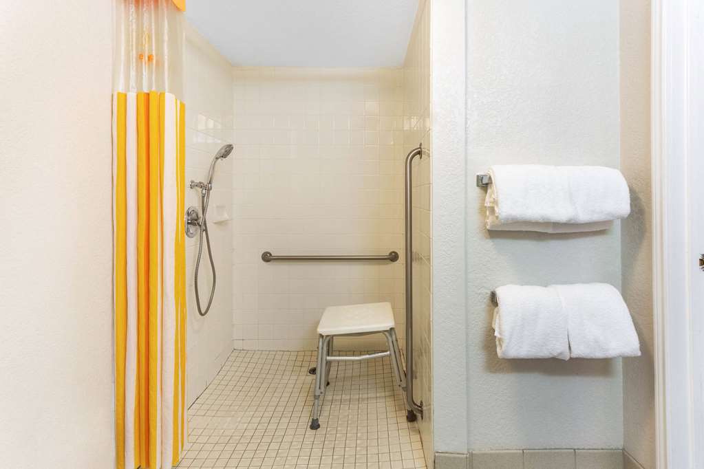 La Quinta Inn & Suites by Wyndham Redding - photo 12