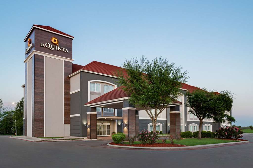 La Quinta Inn & Suites by Wyndham Stephenville - photo 22
