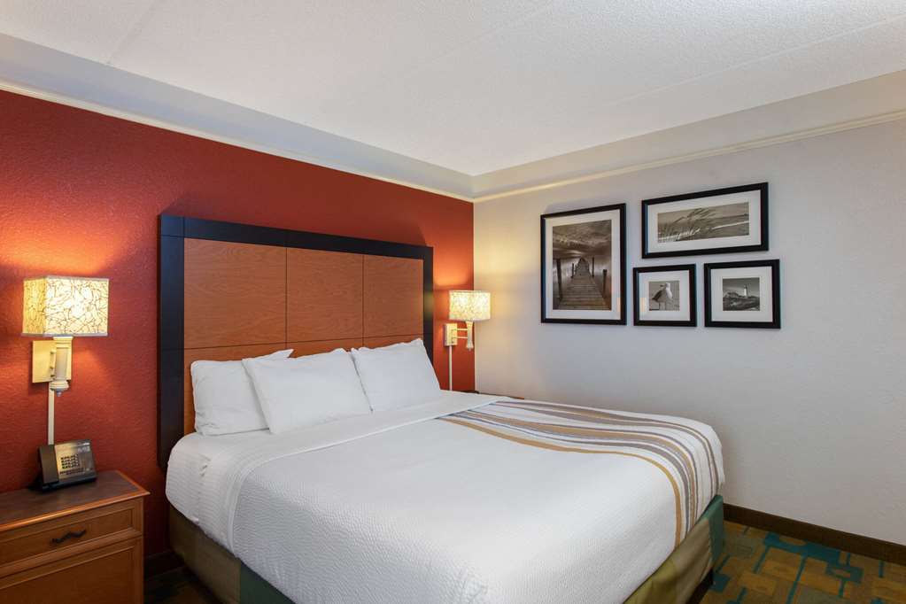La Quinta Inn & Suites by Wyndham Jacksonville Butler Blvd - photo 16