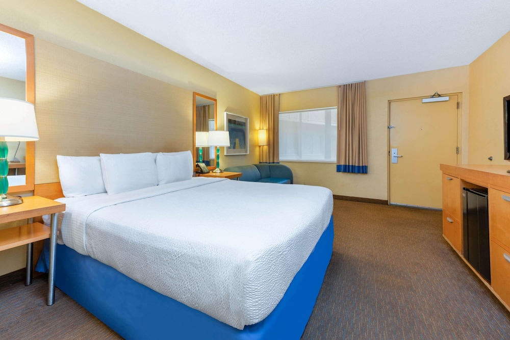 La Quinta by Wyndham Fort Lauderdale Pompano Beach - photo 11