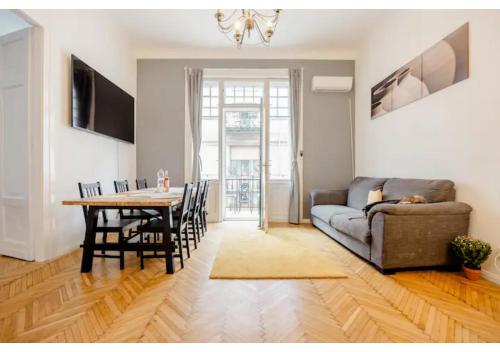 Downtown apartment with balcony — 4-Star Luxury Hotel in Budapest, Hungary