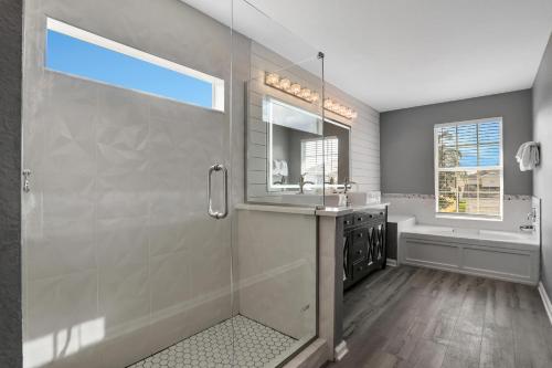 Themed Luxury 6BR Getaway with Resort Amenities - photo 8