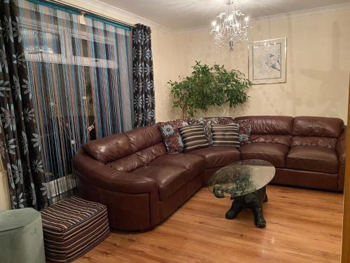 Stunning 3 bedroom house with 2 bathrooms — 4-Star Luxury Hotel in Glasgow, United Kingdom