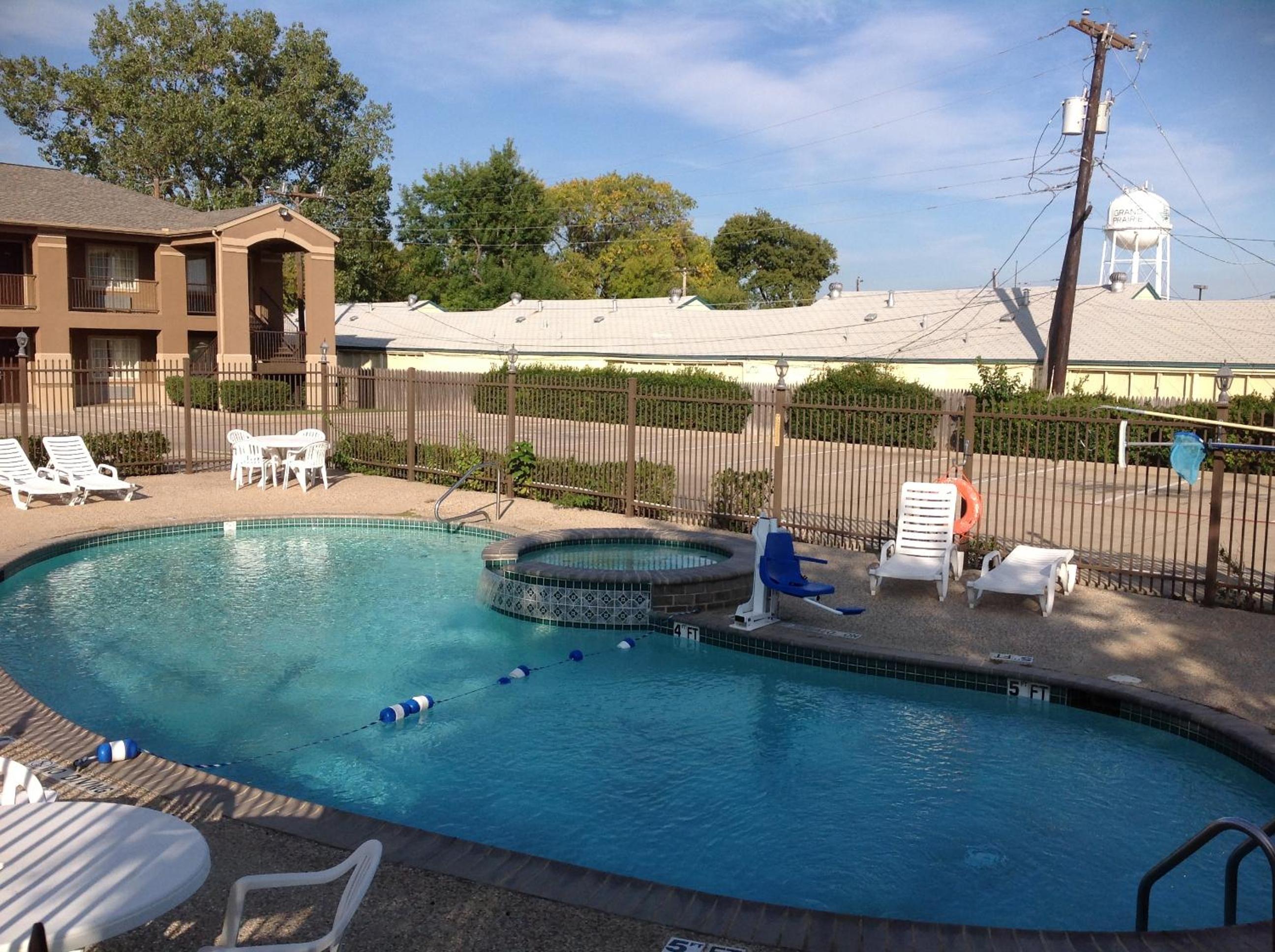 Howard Johnson by Wyndham Grand Prairie Near Lone Star Park - photo 36