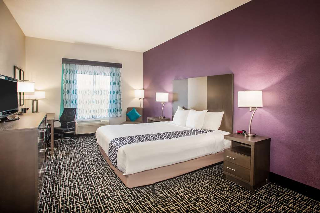 La Quinta Inn & Suites by Wyndham Pontoon Beach - photo 17