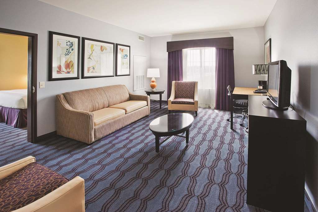 La Quinta Inn & Suites by Wyndham Hinesville Fort Stewart - photo 22
