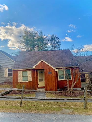 Cozy Ski in out Cabin in Berkshire Resort in Hancock, United States