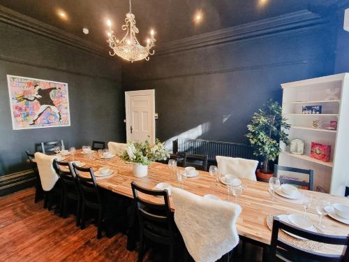 Sleeps 20 Stunning Ashton Mansion — hotel in Ashton-Under-Lyne