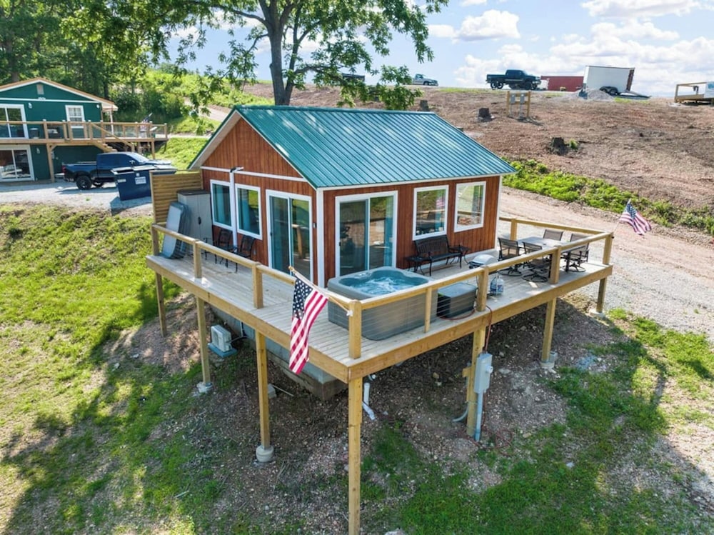 Romantic Lake Haven Couples' Cabin — 4-Star Luxury Hotel in Omaha, United States