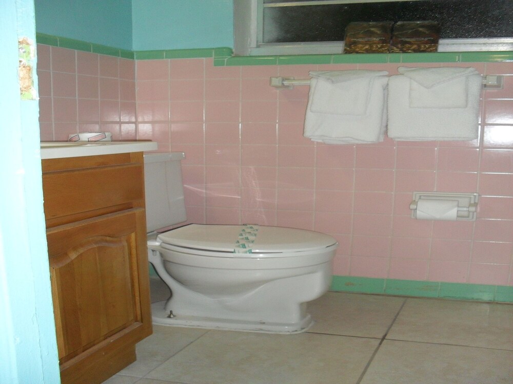 Shore Winds Motel - photo 34
