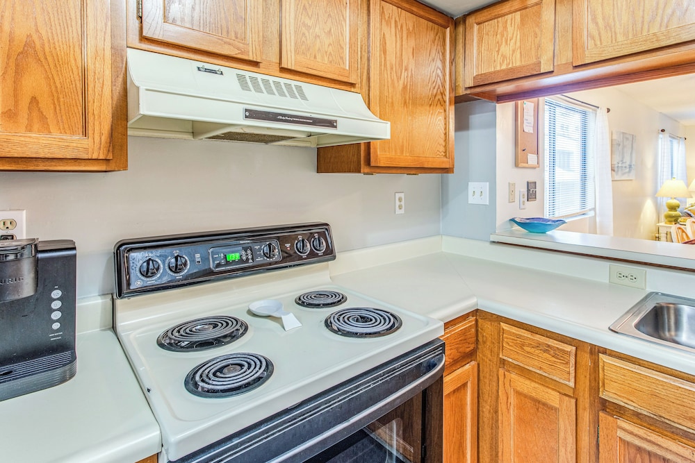 Walk To Myrtle Beach Condo with Resort Perks - photo 19