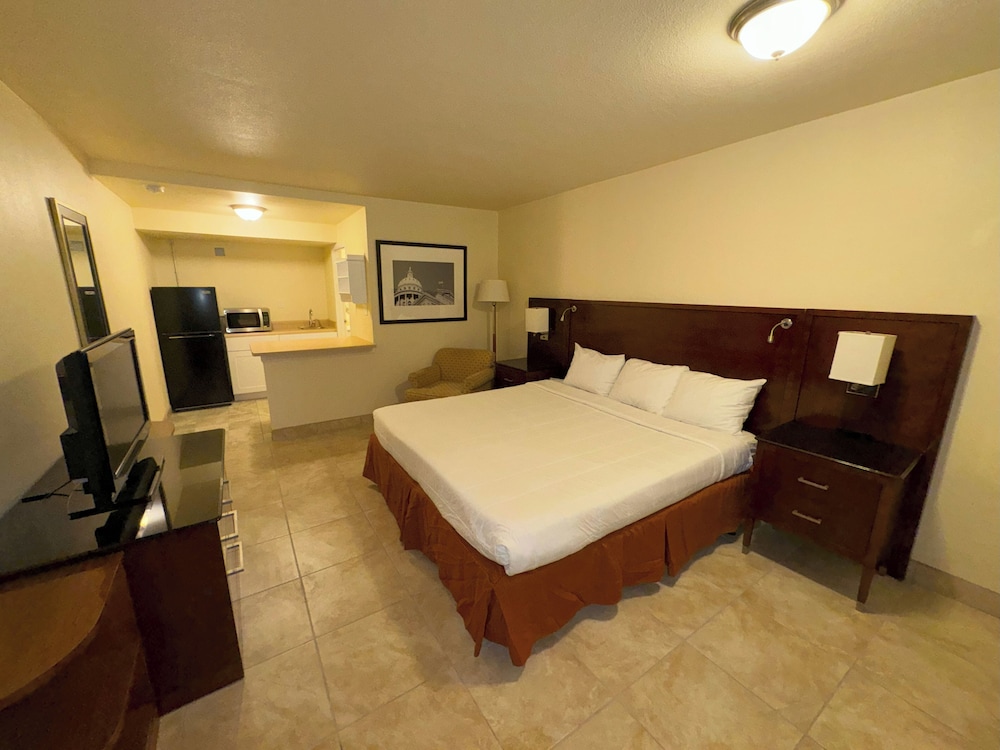 Big Chile Inn & Suites - photo 10