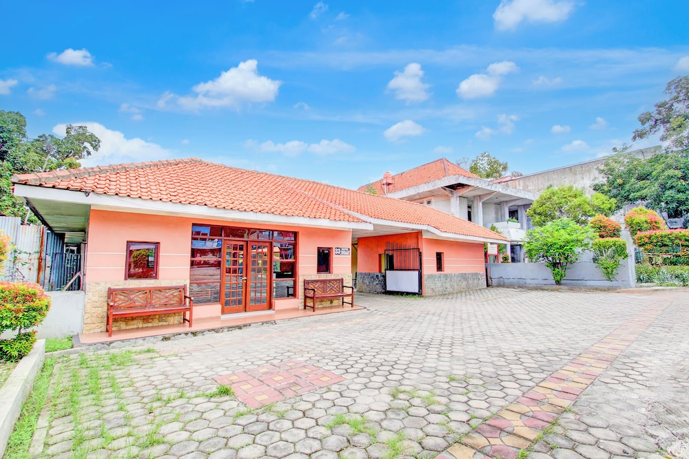 Oyo 94761 Hotel Indah in Pekalongan, Indonesia