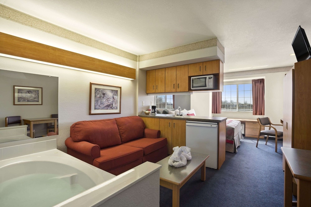 Ramada Limited by Wyndham Bloomington I 55 & I 74 IL - photo 11