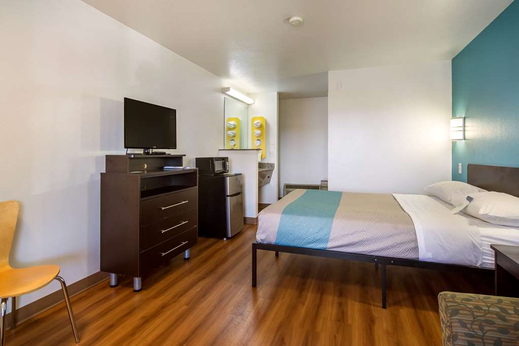Motel 6 Portland Mall 205 - photo 11