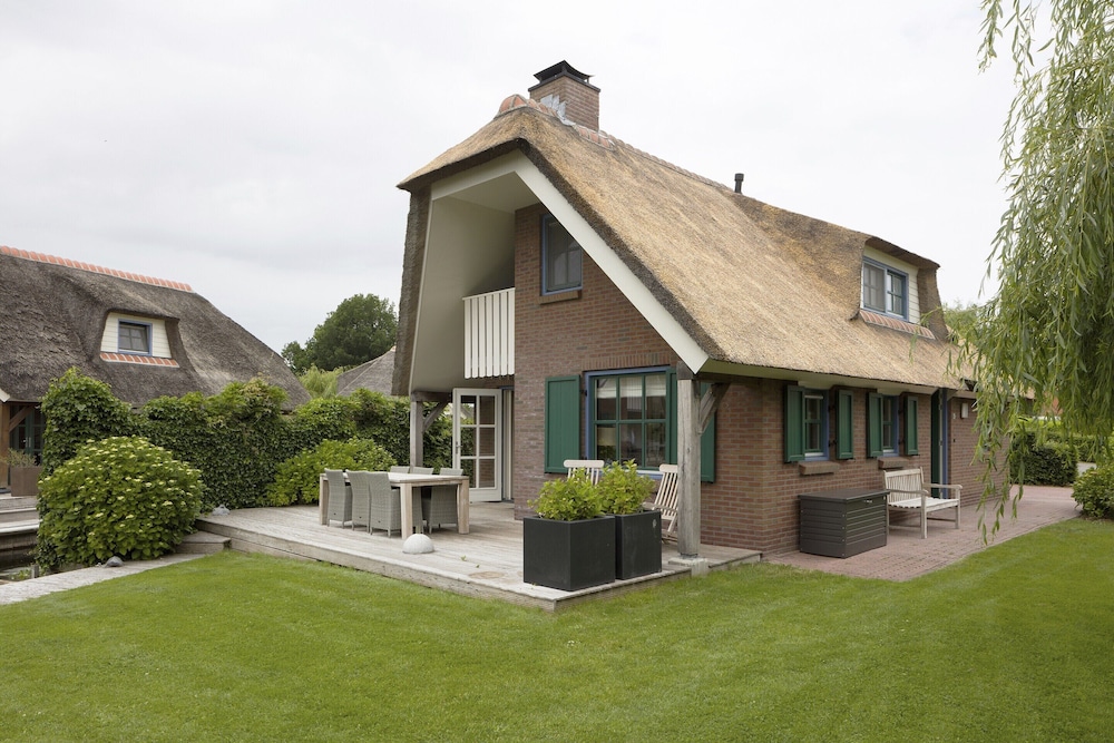 Stylish Thatched Villa with 2 Bathrooms near Giethoorn — 5-Star Luxury Hotel in Ruinerwold, Netherlands