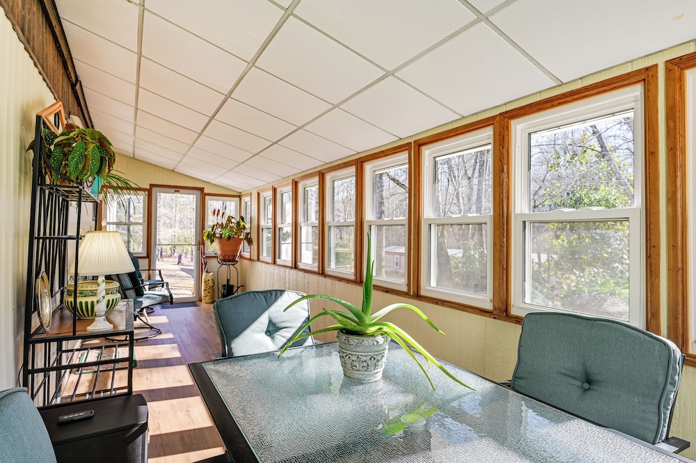 Classic Country Retreat in Ronda on 5 Acres — hotel in Jonesville