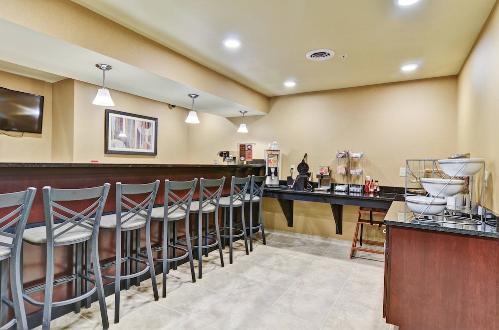 Cobblestone Inn & Suites Ambridge - photo 44