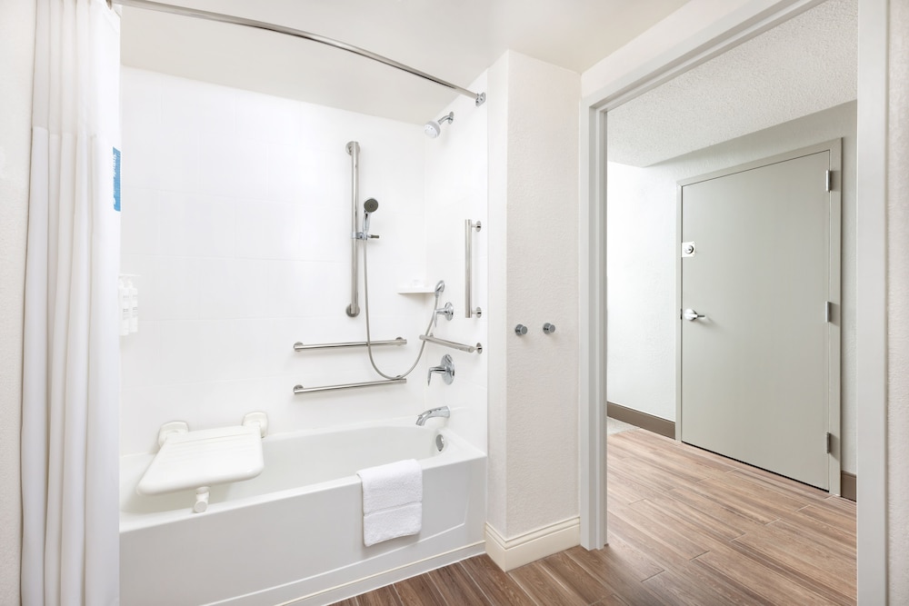 Hampton Inn Long Island Islandia - photo 19