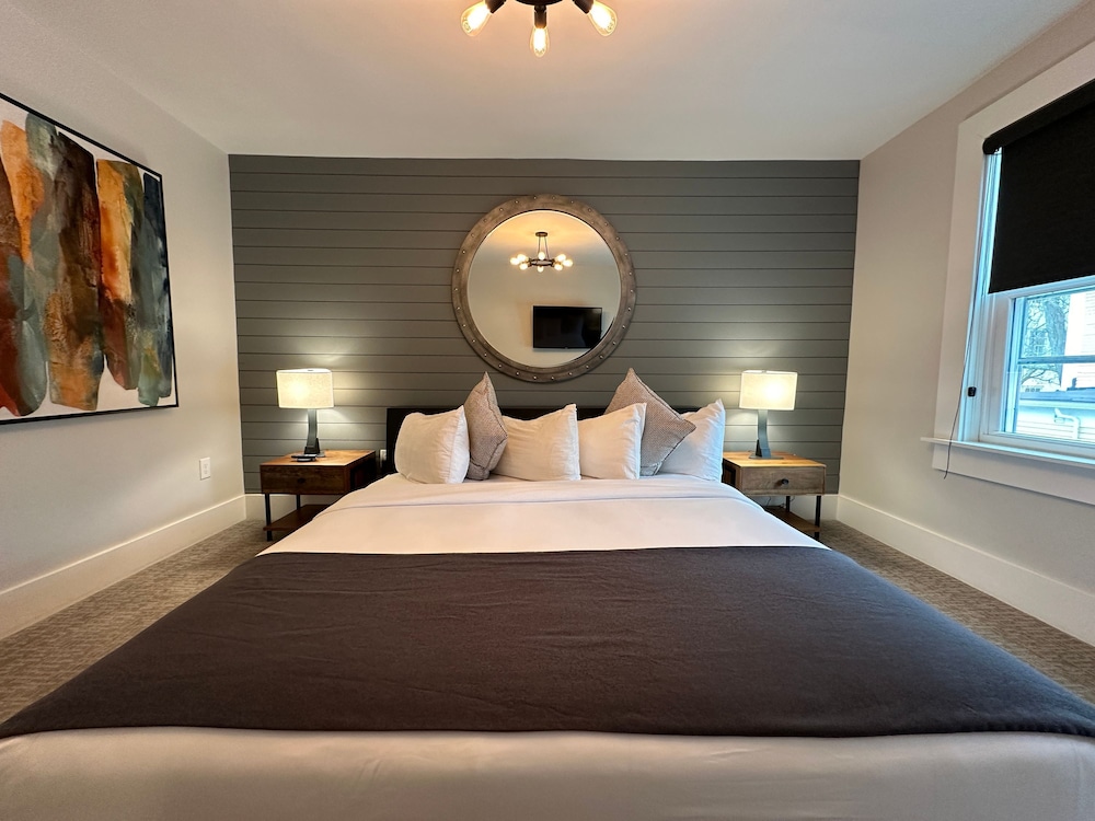 Entire Modern 7 Unit 7 Bath Boutique Inn in Newport, United States