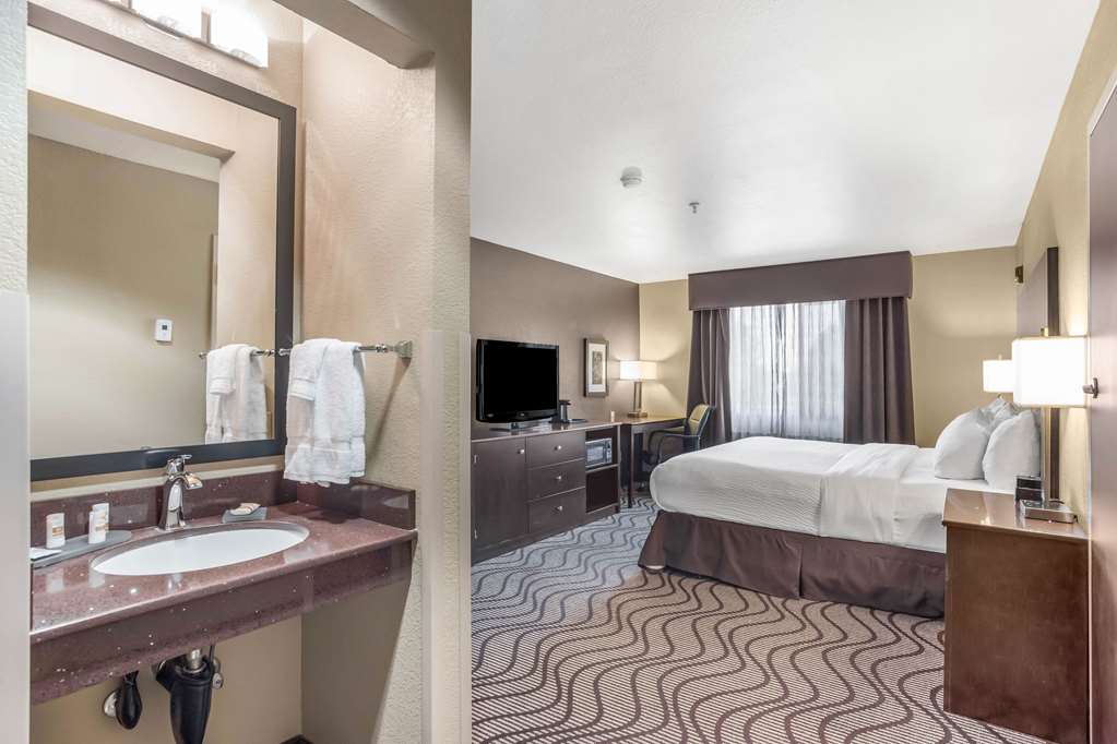 La Quinta Inn & Suites by Wyndham Meridian Boise West - photo 21