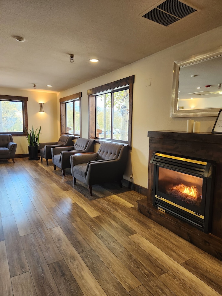 Luxury Inn And Suites - photo 4