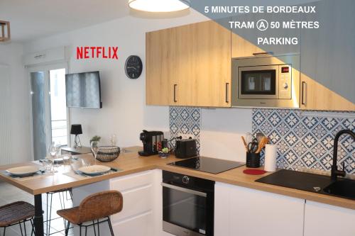Les Cedres Tram a 50 Metres Bordeaux a 5 Minutes Parking — hotel in Cenon