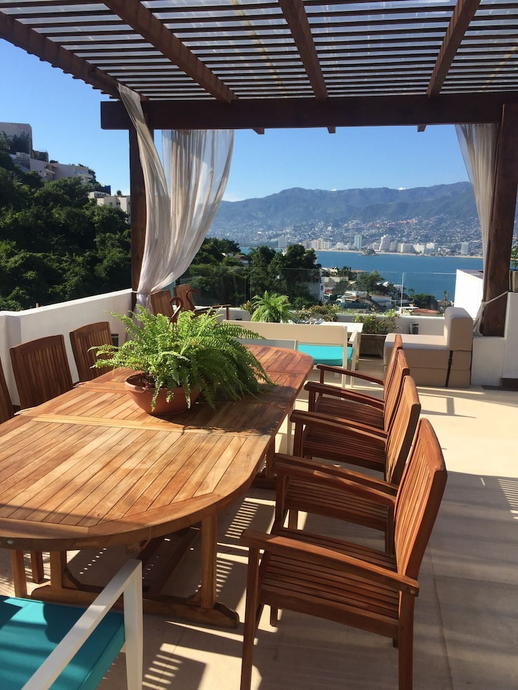 LUXO Casa en Acapulco Zona Brisas Guitarrón con vistas espectaculares y 2 albercas — 4-Star Luxury Hotel in Acapulco De Juarez, Mexico