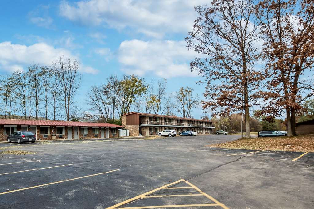 Econo Lodge - carbon neutral hotel in Waupaca