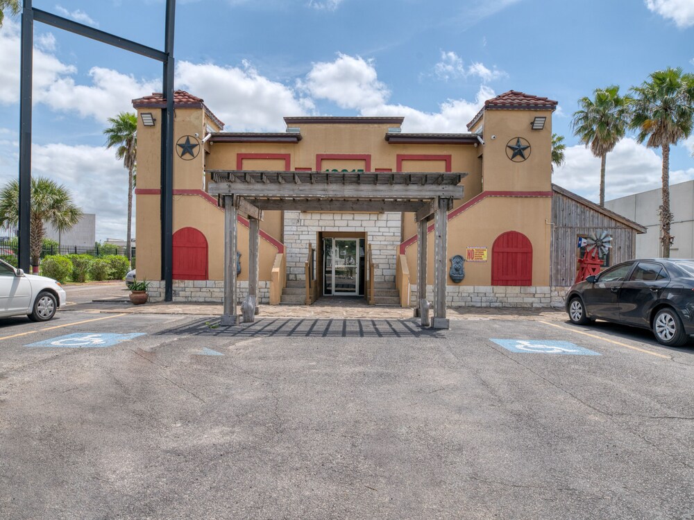 OYO Hotel Houston TX near Medical Center NRG Stadium - photo 26