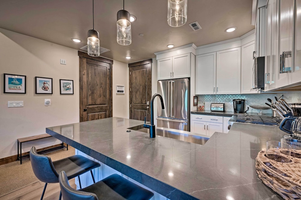 Luxe Canyons Ski Resort Condo Walk to Ski Lift - photo 8