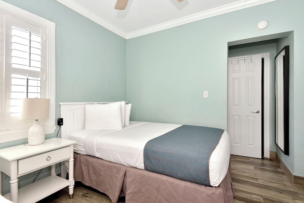 Shoreline Suites & Cabana Cottages - photo 38