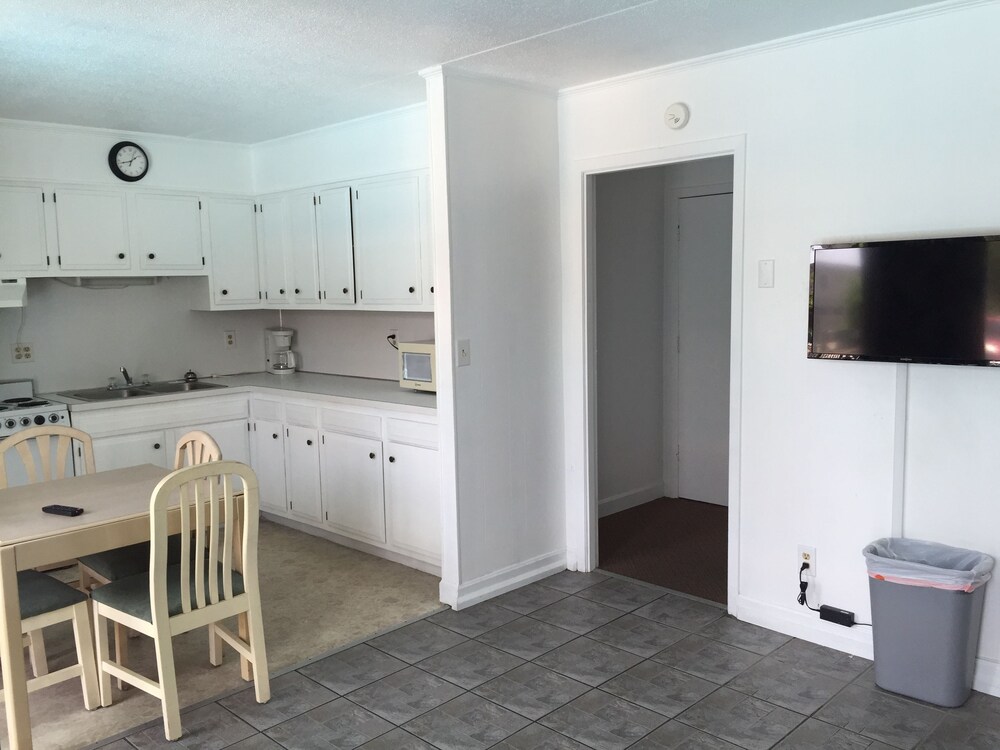 Carolina TarHeel Motel - photo 25