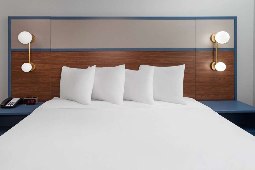 Super 8 by Wyndham Eagle River - photo 27