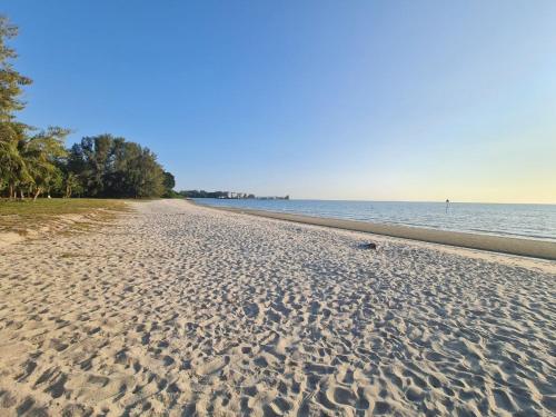 8 13pax Duplex Private Beach White Sand Beach in Port Dickson, Malaysia