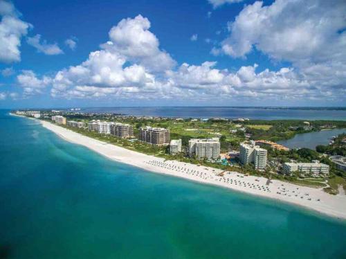 Close to Siesta Key Shopping Restaurants & More — 4-Star Luxury Hotel in Sarasota, United States