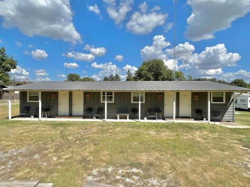 Near Lake Texoma Quad plex Kitchenette 29 — hotel in Mead