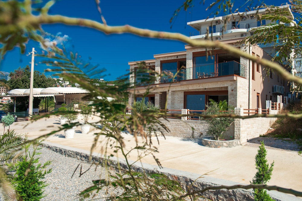 Sunset Bay Apartments — 4-Star Luxury Hotel in Ulcinj, Montenegro