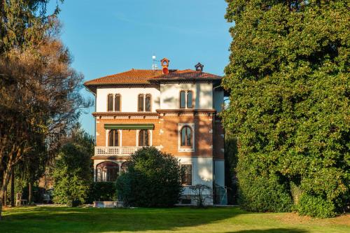 Villa Evelina — 4-Star Luxury Hotel in Comerio, Italy