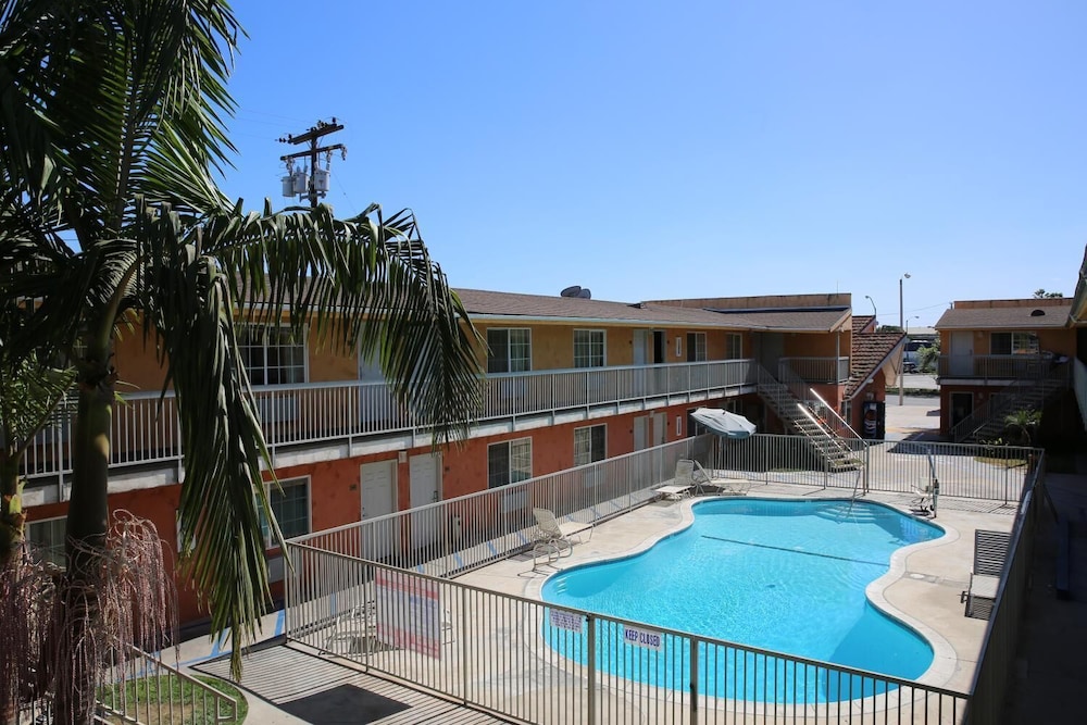 Chateau Inn and Suites - photo 29