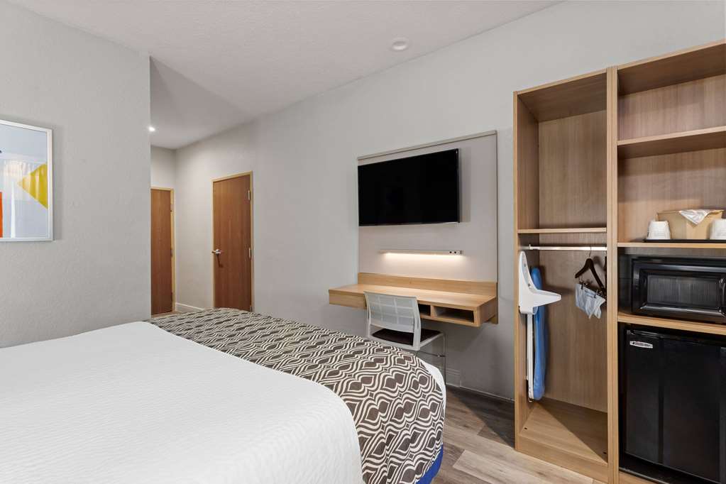 Microtel Inn & Suites by Wyndham Zephyrhills - photo 17